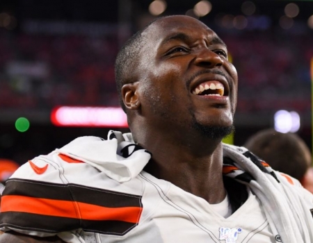 Jugador de la NFL se queda viudo, con una bebé y es despedido por los Cleveland Browns, todo en menos de tres meses