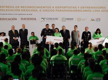 AMLO les cumple a los Paraatletas los premios por lo conseguido en Lima 2019