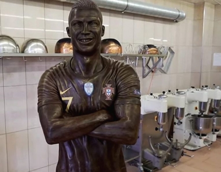 Crearon una estatua de chocolate de Cristiano Ronaldo que pesa 120 kilos y mide como él