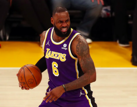 LeBron James critica a la NBA por no ser más dura con el dueño de los Suns